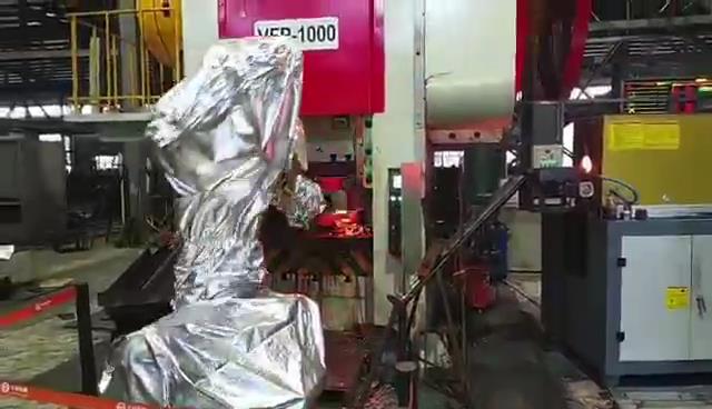 VFP-1000T配備機械手高效率生產(chǎn)現(xiàn)場